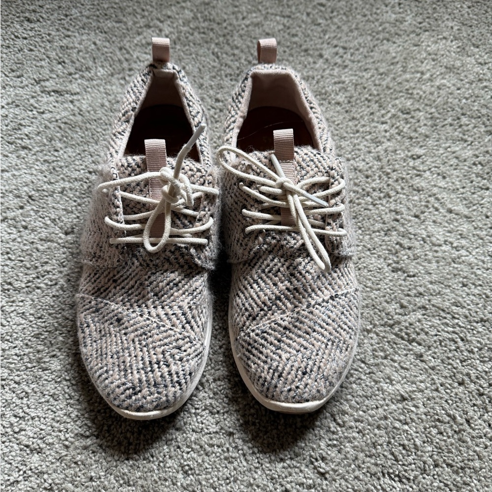 Toms Cream Gray Knit Slip-On Sneakers